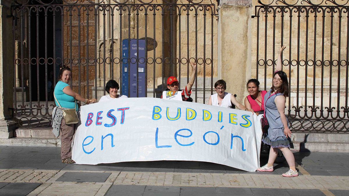 Clara, Ada, Almudena, Andrés, Jorge e Isabel, los seis participantes del proyecto Mejores Amigos de Best Buddies en León.