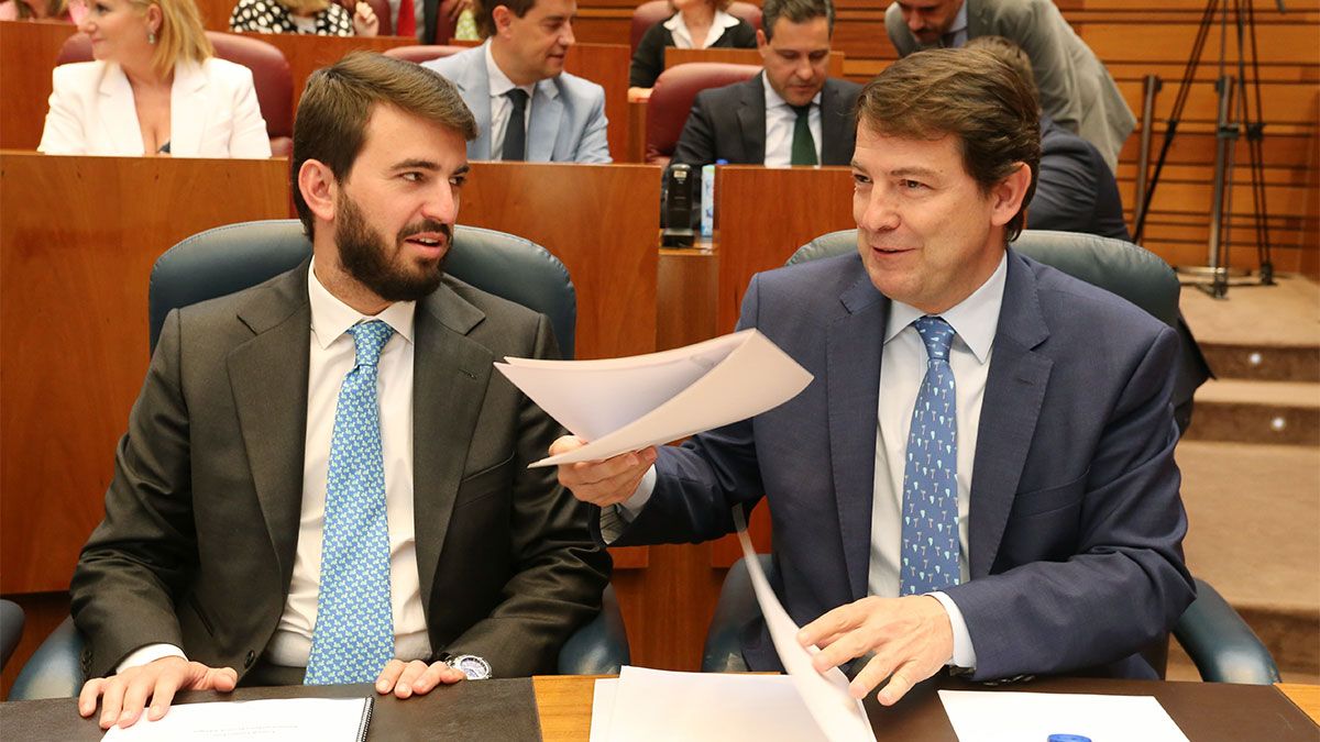 Gallardo, junto a Mañueco, en el pleno de las Cortes en una imagen de archivo. | L.N.C.