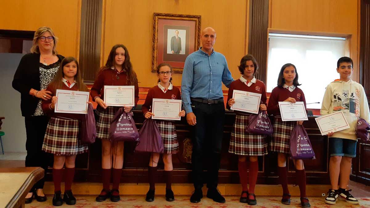 El alcalde en funciones entregó los diplomas a los seis ganadores. | L.N.C.