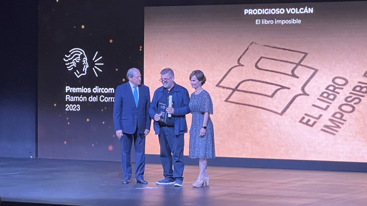 Momento de entrega del premio.