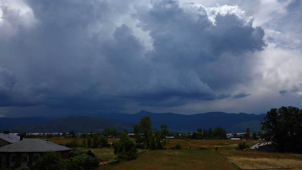 Nubes de tormenta en el Bierzo. | CÉSAR SÁNCHEZ (ICAL)