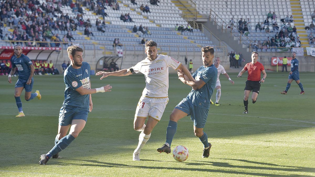 Néstor Querol trata de superar a dos jugadores del Córdoba en el partido de la primera vuelta. | SAÚL ARÉN