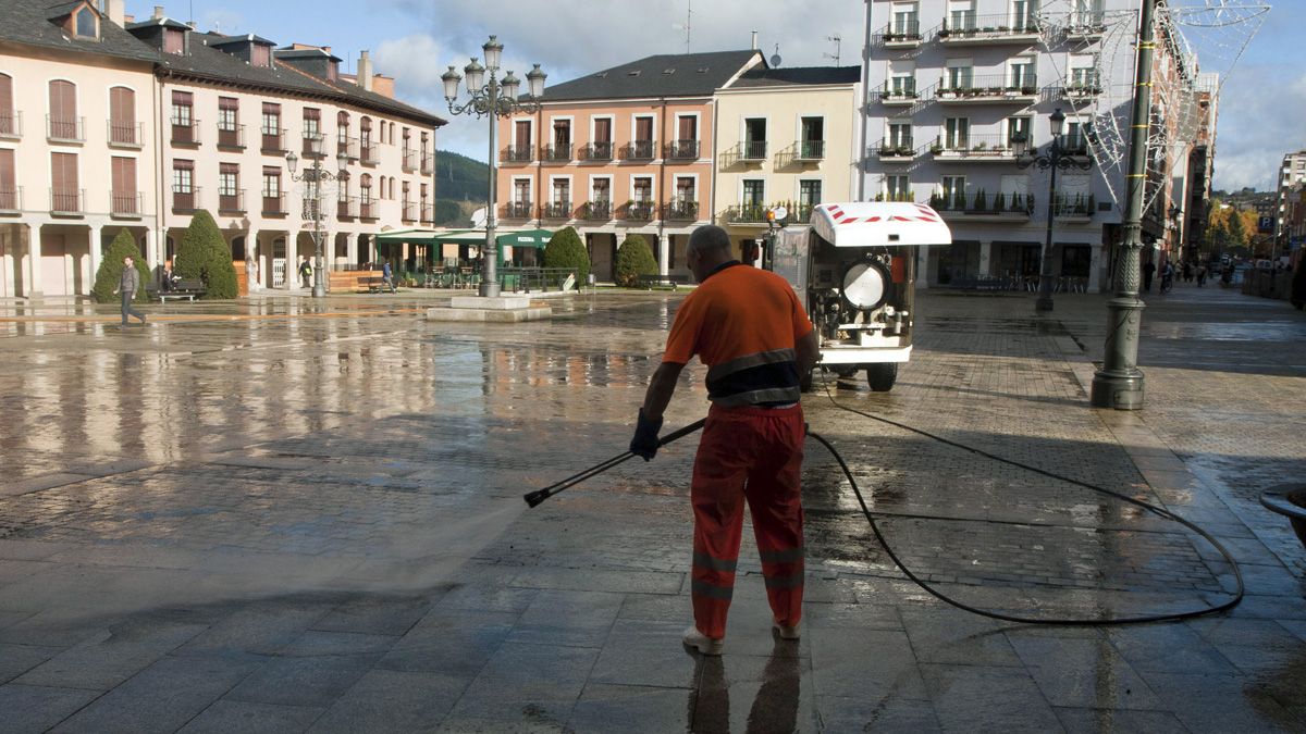 Un trabajador del servicio de limpieza del Ayuntamiento de Ponferrada. | C. S. (Ical)
