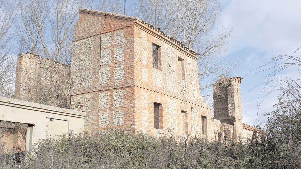 Aspecto actual del Molino LasPuentes, que se desbrozará y vallará. | T.G.