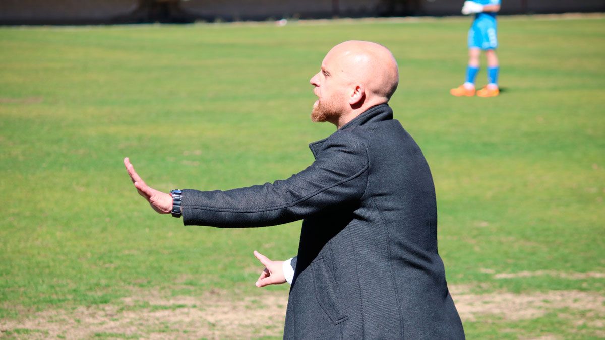 Adrián Benavides da instrucciones desde la banda del Área Deportiva de Puente Castro. | C.Y.D.L.