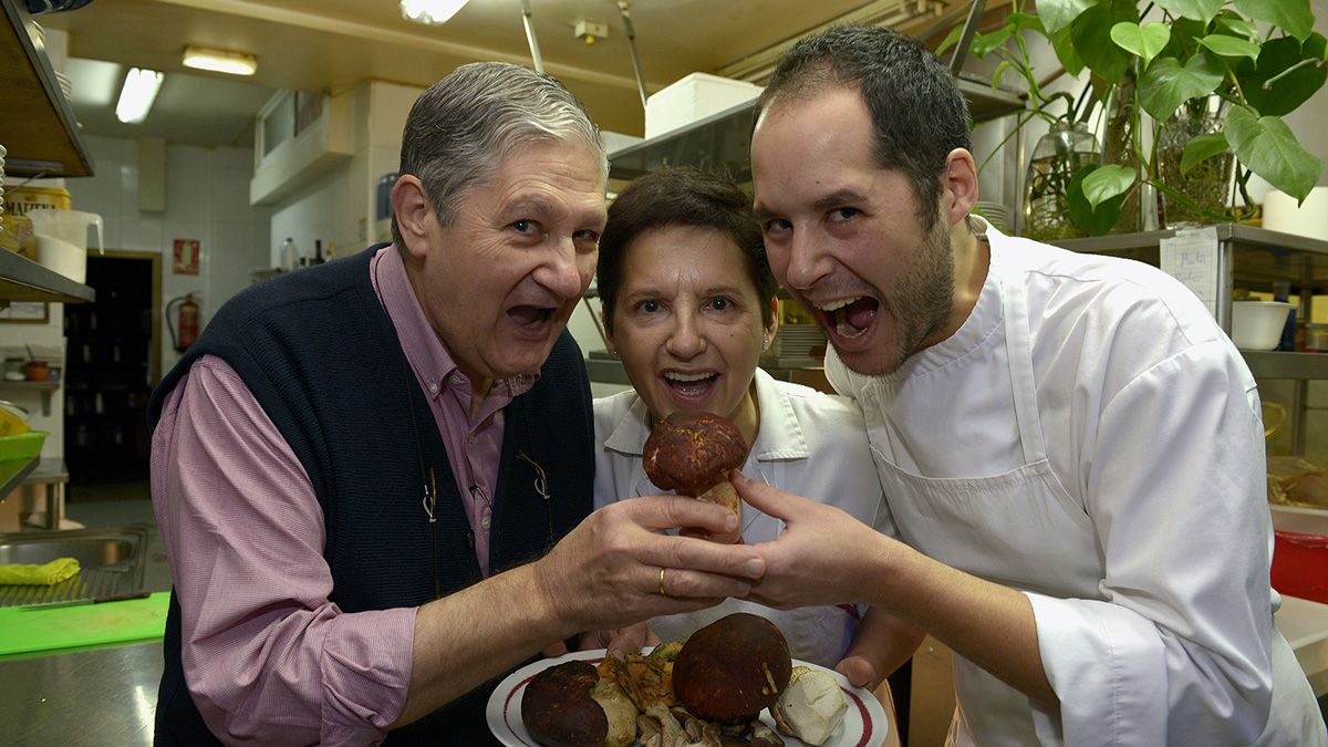 Marcos y Ana con su hijo Raúl, cocinero, en la Bodega Regia. | MAURICIO PEÑA