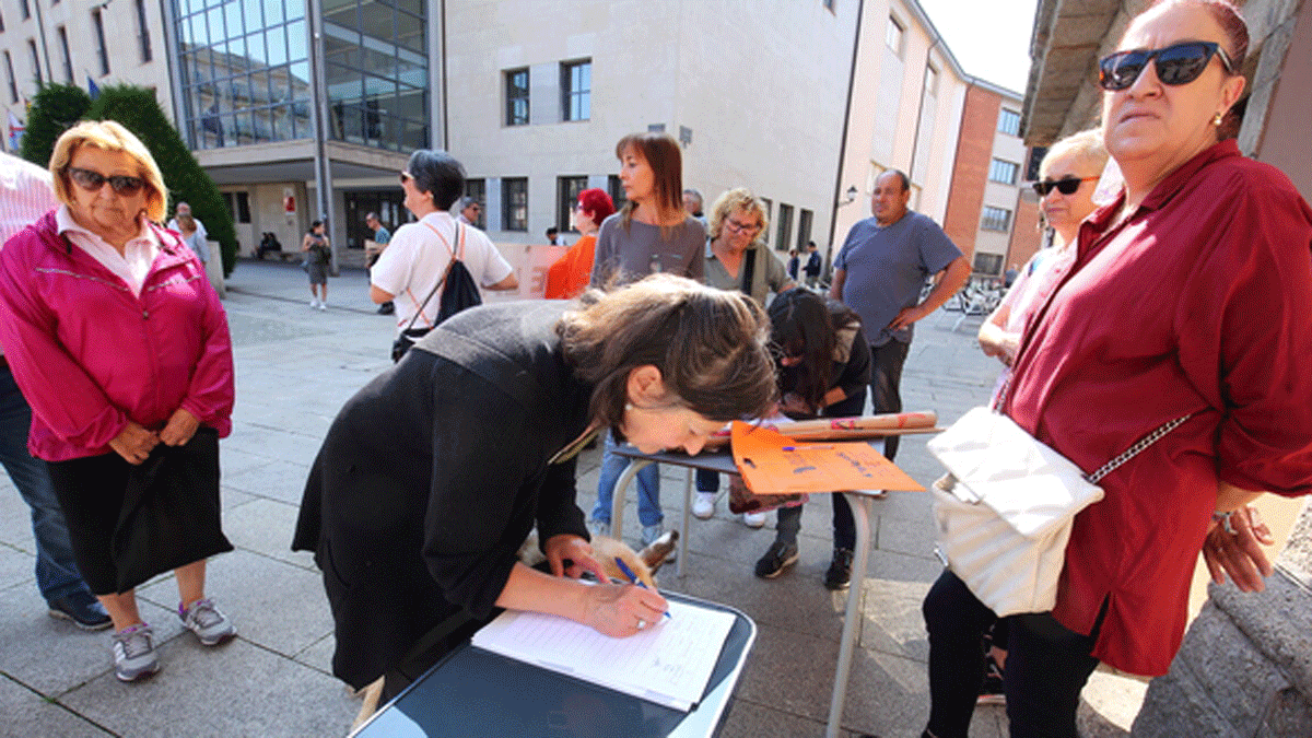 Recogida de firmas frente al Ayuntamiento de Ponferrada. | César Sánchez (Ical)