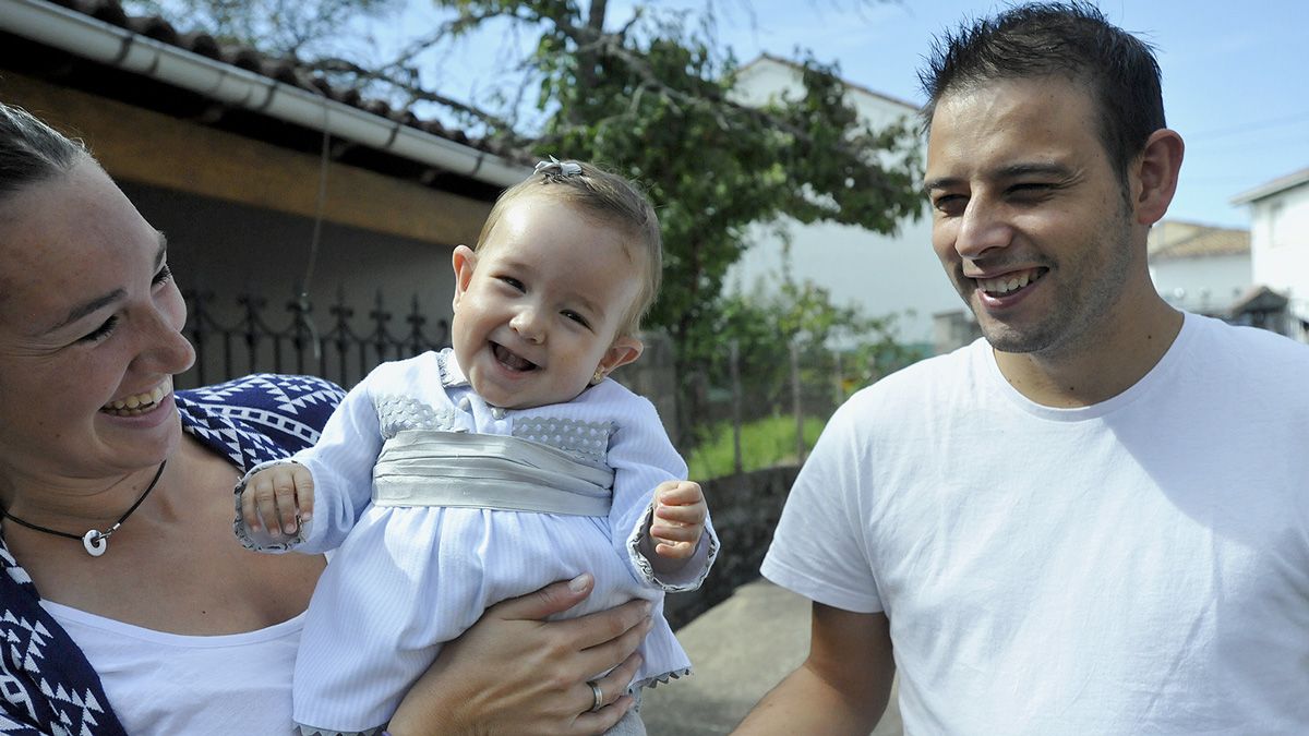 Adriana Diez y Ivan Vilar en Aviados, pueblo de la madre, junto a Valeria. | DANIEL MARTÍN