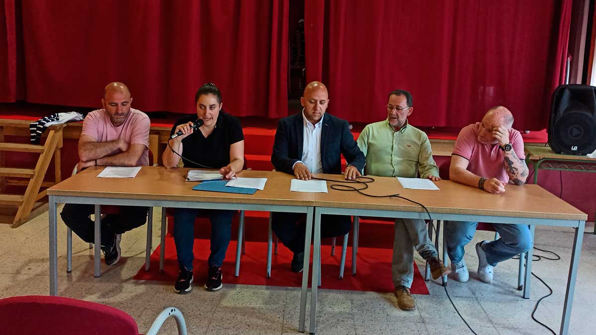 El alcalde de Boñar, Pepe Villa (c) en la firma del pacto. | A.H.