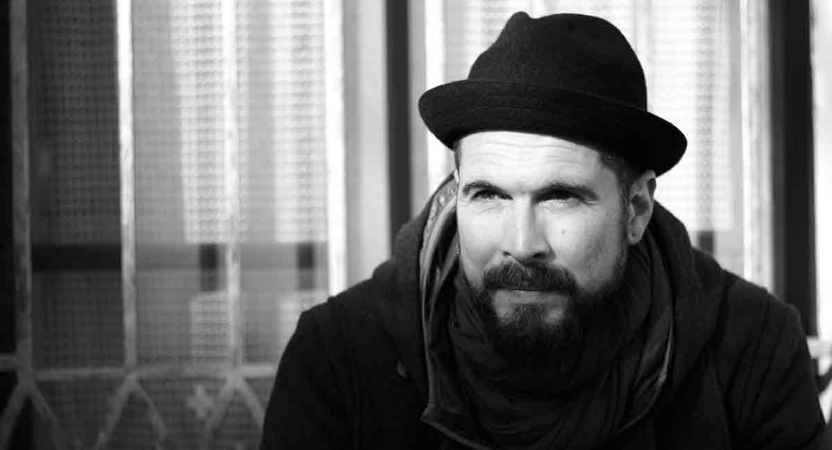 El escritor londinense de ascendencia leonesa presenta hoy su ópera prima ‘Catarsis otoñal’ en la librería Artemis.