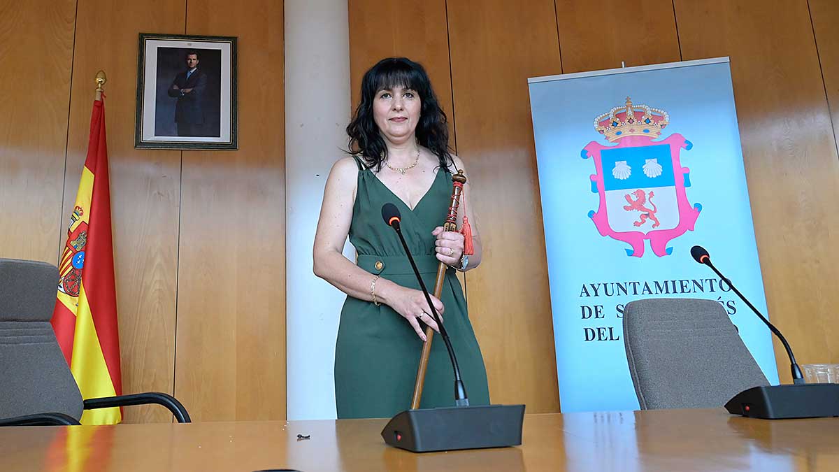 Ana María Fernández Caurel toma posesión como alcaldesa de San Andrés del Rabanedo. | MAURICIO PEÑA