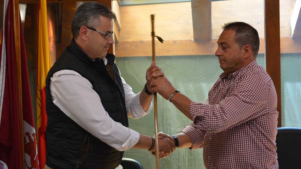 Dionisio García (izquierda) recibe el bastón de mando. | F.F.