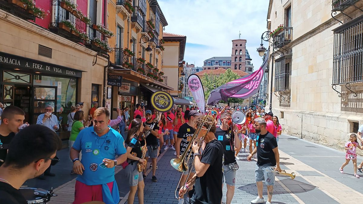 Las peñas abarrotan ya el centro de la ciudad de León. | ENRIQUE PÉREZ DE LA PUENTE