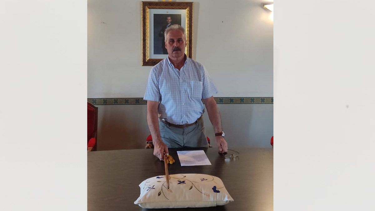 Higinio García durante la toma de posesión con alcalde. | L.N.C.