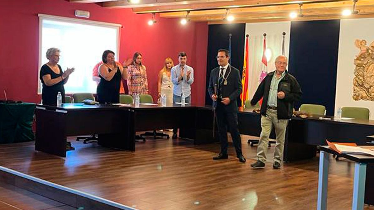 Pedro Guerra toma el bastón de mando de manos de Agustín Lobato. | L.N.C.