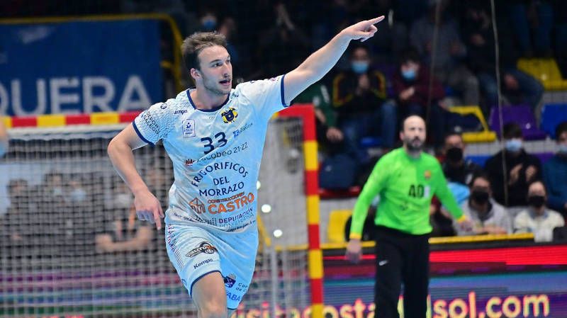 Alberto Martín celebra un gol esta temporada con Balonmano Cangas. | RFEB