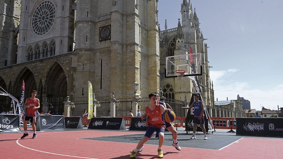 Los más pequeños disfrutan del baloncesto en la plaza de la Catedral de León. | MAURICIO PEÑA