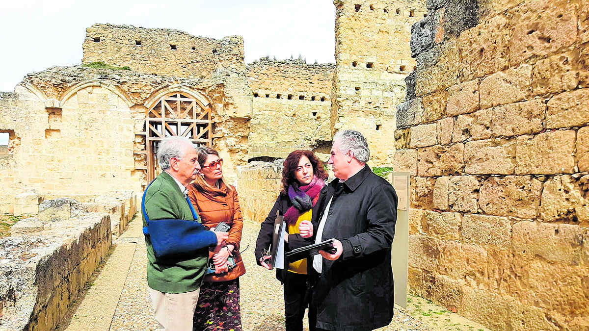 Los autores de la restauración de Eslonza (Rodríguez y Valbuena) con el arquitecto Luis Cueto y Marina Sánchez, delegada en León de Hispania Nostra. | L.N.C.