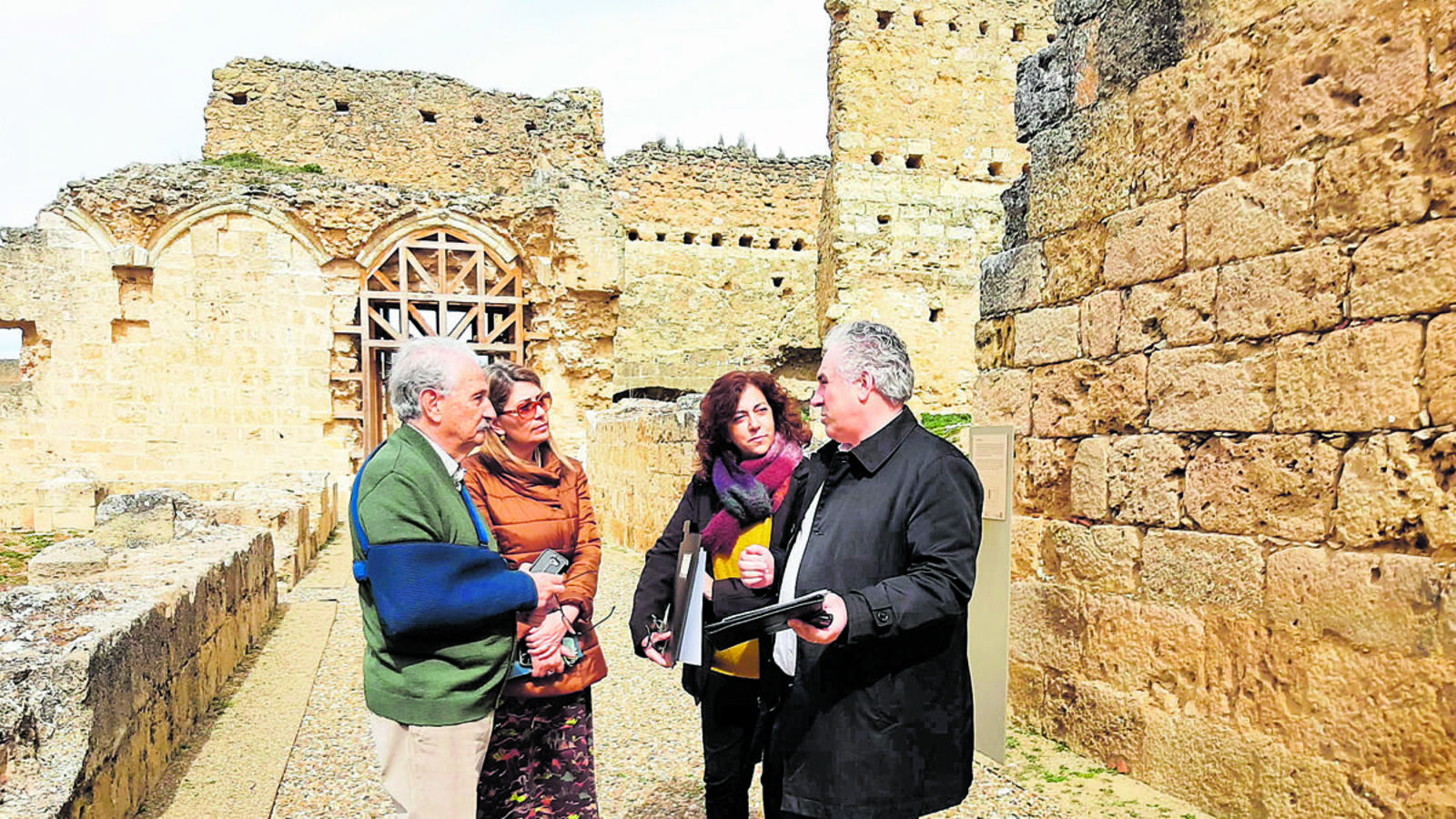 Los autores de la restauración de Eslonza (Rodríguez y Valbuena) con el arquitecto Luis Cueto y Marina Sánchez, delegada en León de Hispania Nostra. | L.N.C.