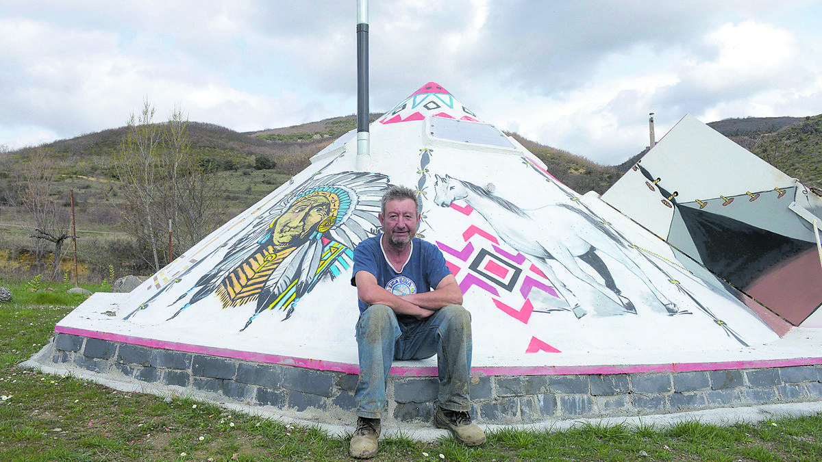 Javi, sentado ante el tipi indio que se hizo en Sorribos de Alba. | MAURICIO PEÑA Javi, sentado ante el tipi indio que se hizo en Sorribos de Alba. | MAURICIO PEÑA