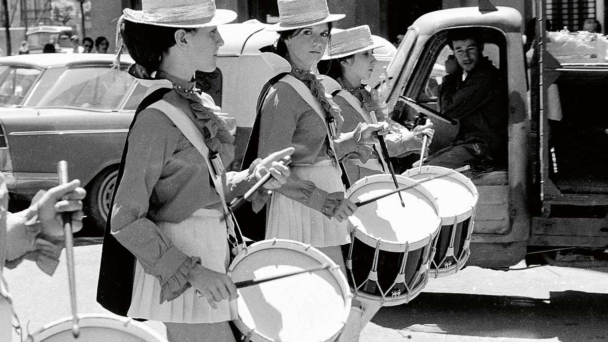 La mirada del conductor de la camioneta al ver el desfile de las 'majorettes' de Mont de Marsan lo dice todo, no hacen falta más comentarios | FERNANDO RUBIO