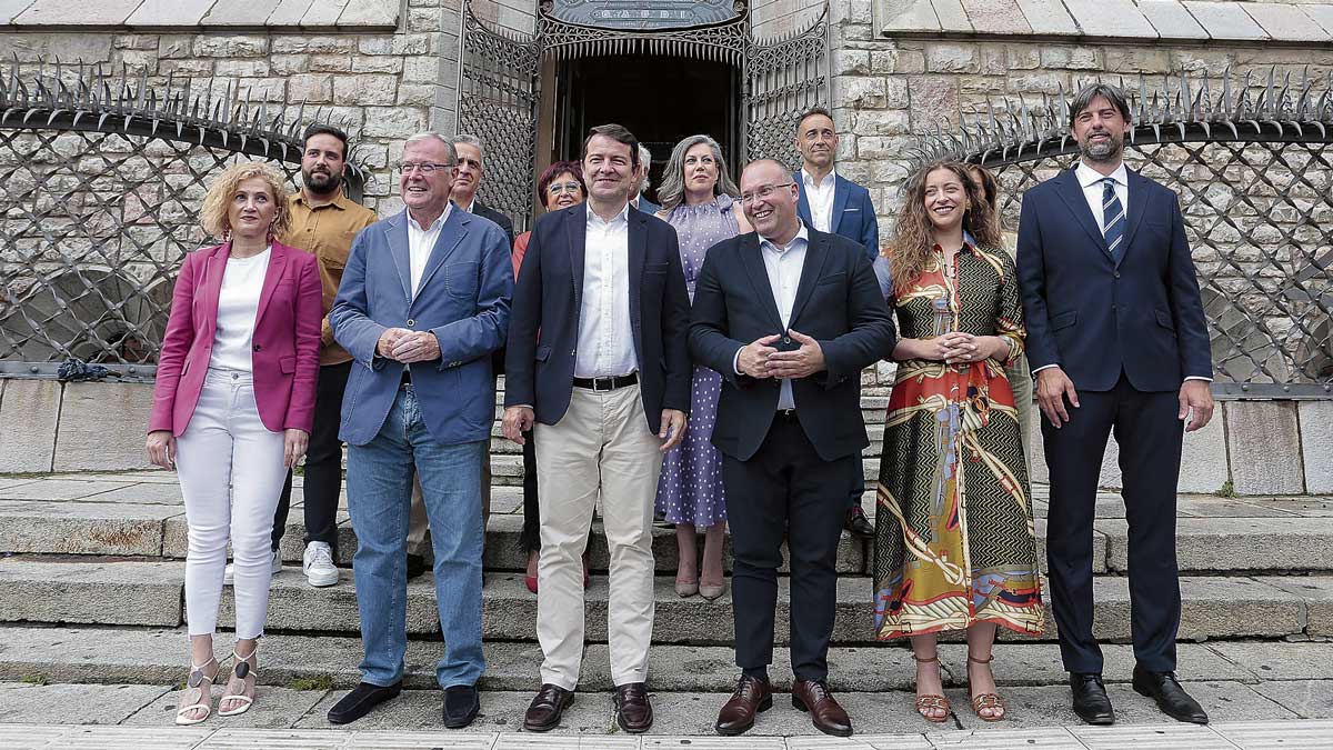 Mañueco y Tellado, con los candidatos del PP de León el 23-J. | CAMPILLO (ICAL()
