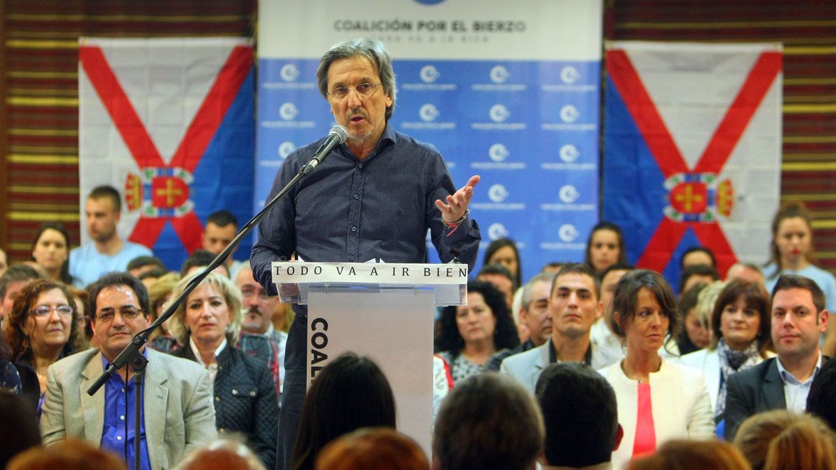 Muñoz, en un acto de campaña, con Raquel Díaz sentada tras él, en una imagen de archivo.