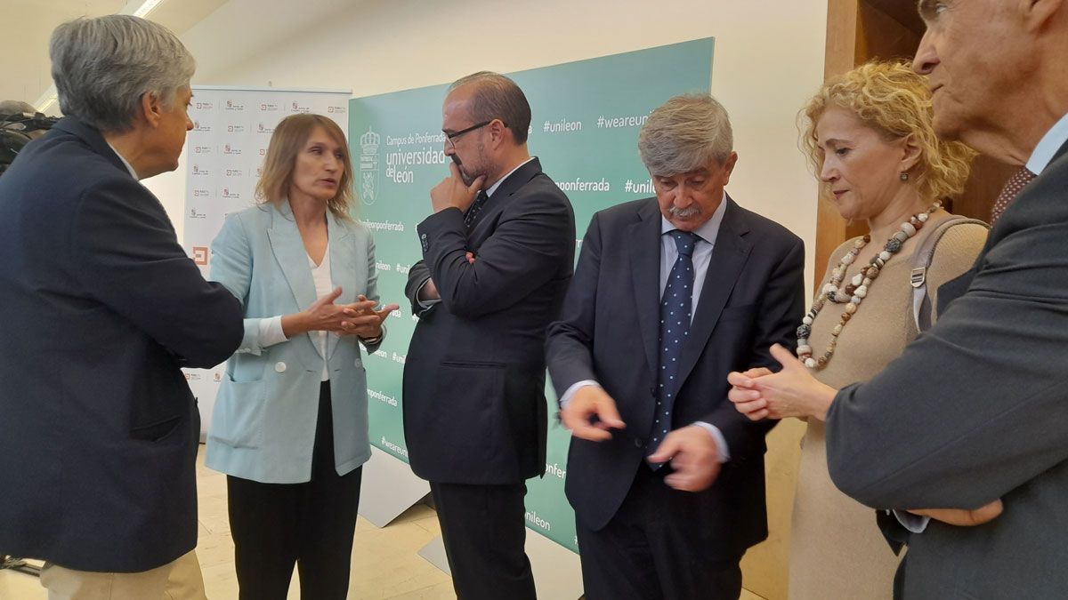 Lucas a la entrada del campus de Ponferrada donde entregó los premios. | MAR IGLESIAS