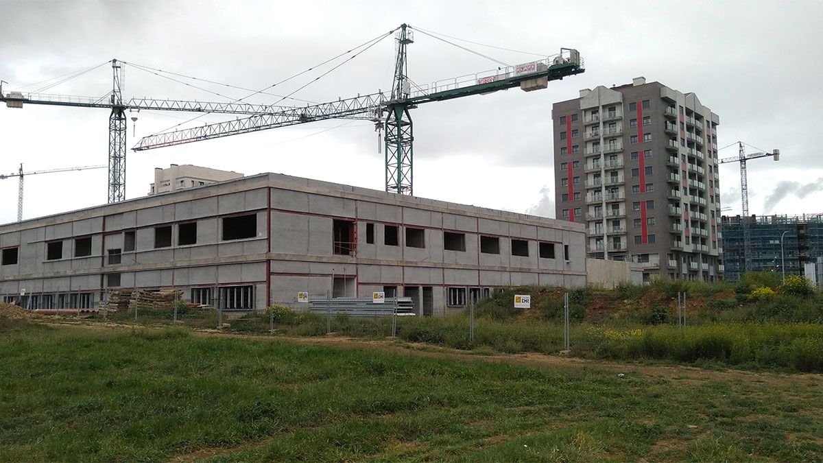 En las paralizadas obras del nuevo conservatorio las grúas ahora brillan por su ausencia. | L.N.C.