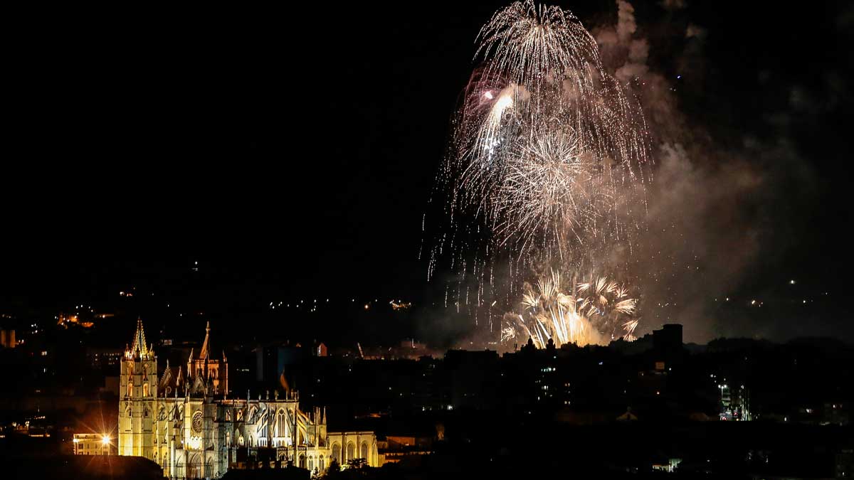 Fuegos artificiales en la noche de San Juan. | CAMPILLO (ICAL)