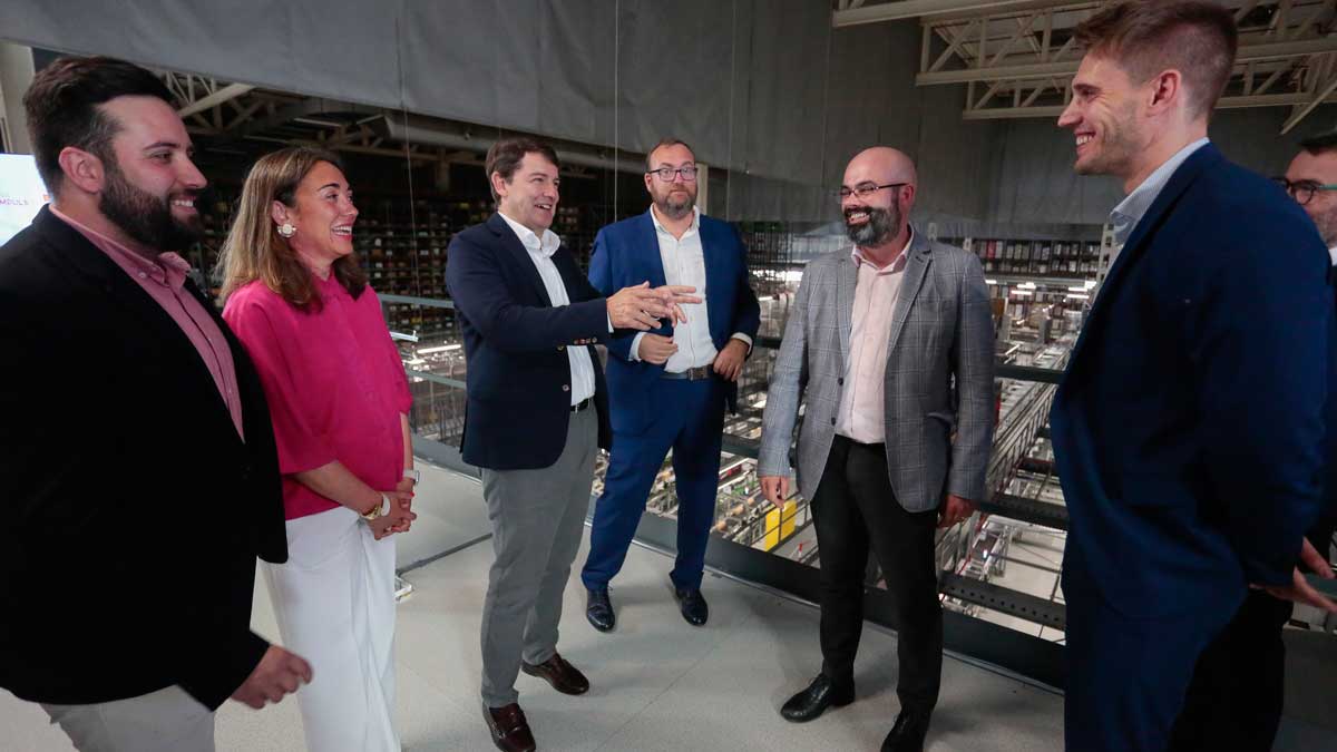 Alfonso Fernández Mañueco ha visitado este miércoles el centro logístico de Mercadona en Villadangos del Páramo. | CAMPILLO (ICAL)