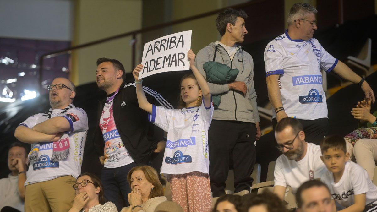 La afición de Ademar, en un partido de esta campaña. | JESÚS F. SALVADORES