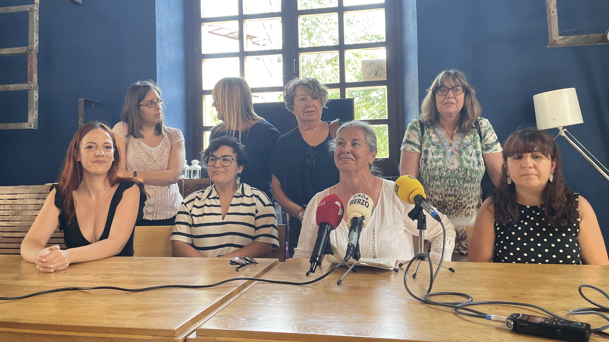 Rueda de prensa de la Plataforma Contra las Violencias Machistas Bierzo y Laciana. | Javier Fernández