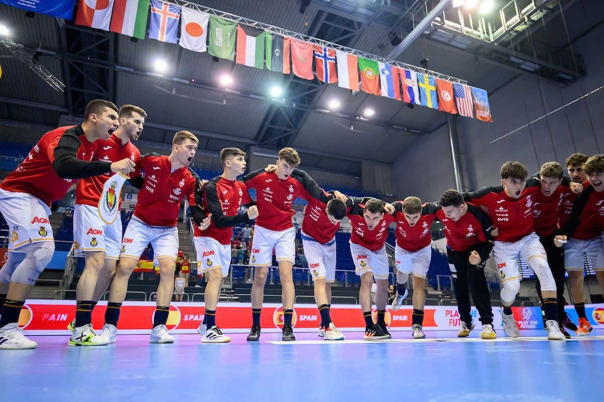 Los jugadores de la selección española junior antes del partido. | RFEB