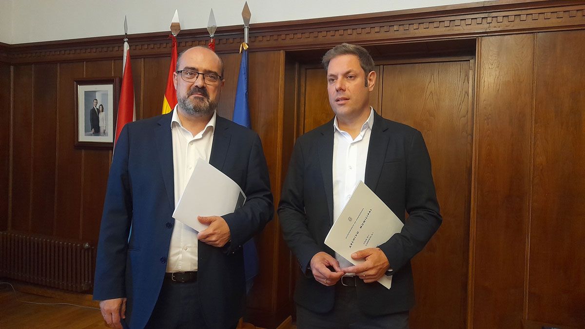 Los dos portavoces del PP y CB quisieron presentar unidos las nuevas áreas de Gobierno. | MAR IGLESIAS