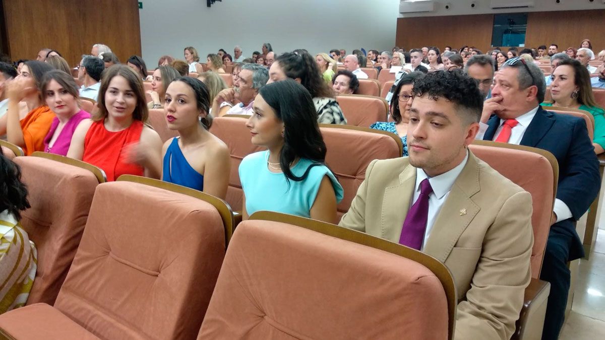 Primera promoción de podólogos, en el acto de recepción de sus títulos. Primera promoción de podólogos, en el acto de recepción de sus títulos.