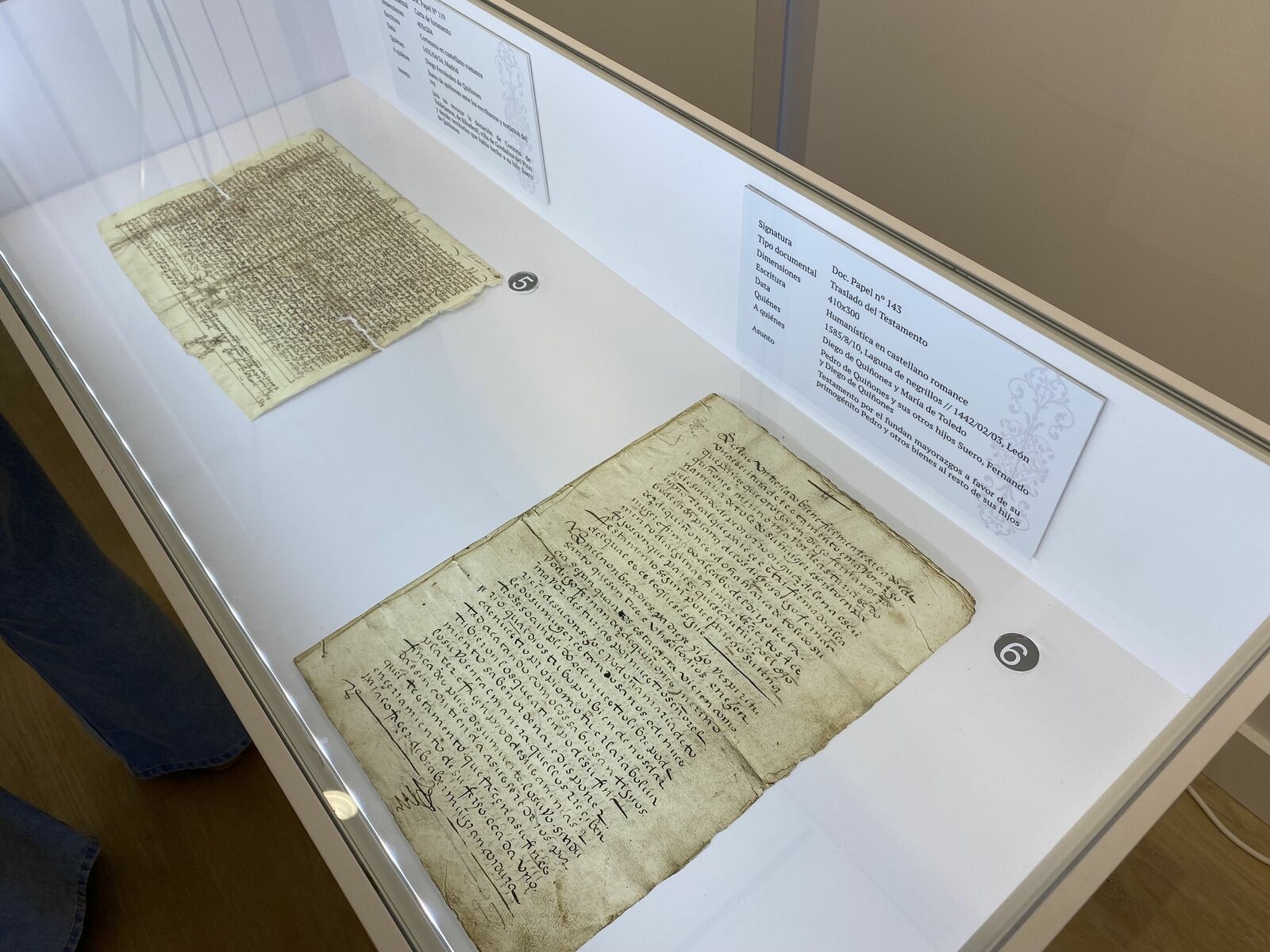 José Luis Nieto, alcalde de Astorga; Raúl Fernández, director de Cultura y Patrimonio en Fundos, y Natividad Pan, responsable del Archivo Fundos durante la inauguración de la exposición. | FUNDOS