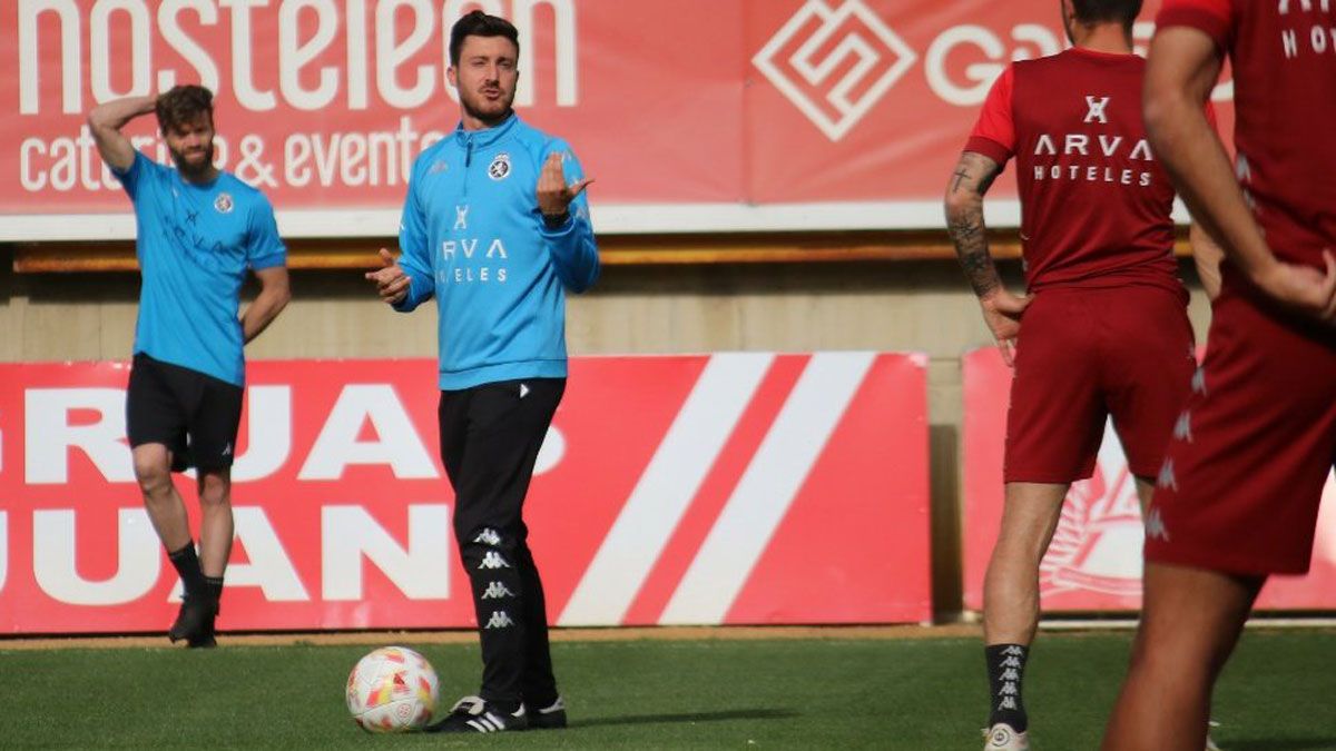 Israel Martínez durante un entrenamiento en el Reino de León con el primer equipo. | CYDL