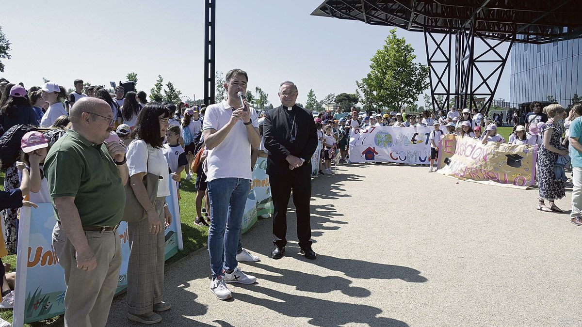 La marcha concluyó en el Palacio de Exposiciones, donde se juntaron los cinco colegios y se leyó un manifiesto. | MAURICIO PEÑA La marcha concluyó en el Palacio de Exposiciones, donde se juntaron los cinco colegios y se leyó un manifiesto. | MAURICIO PEÑA