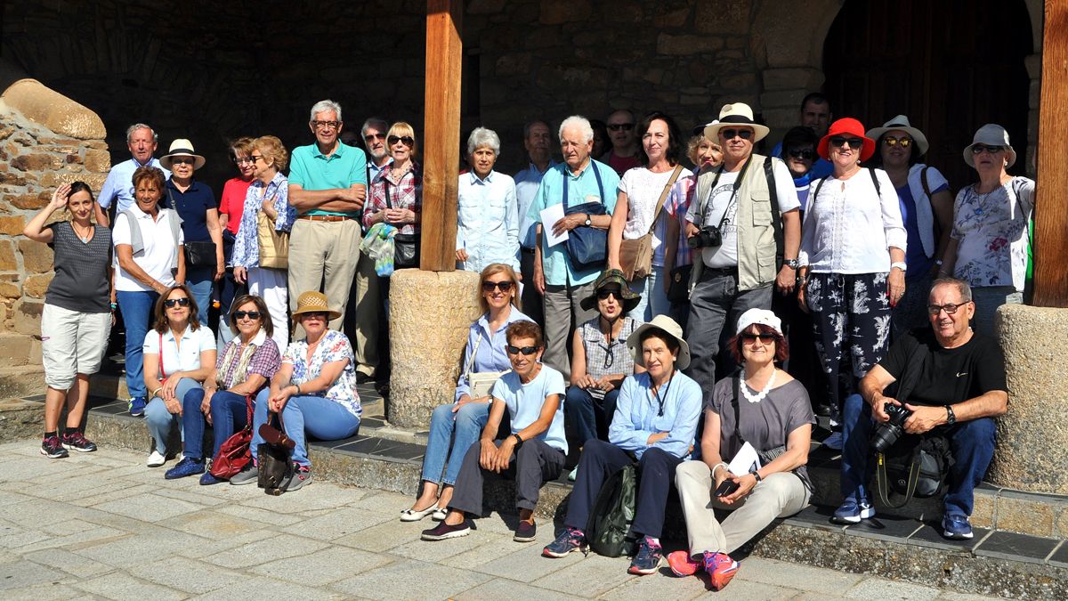 Grupo de voluntarios de Promonumenta en una de sus intervenciones de lucha por el patrimonio en el Bierzo.