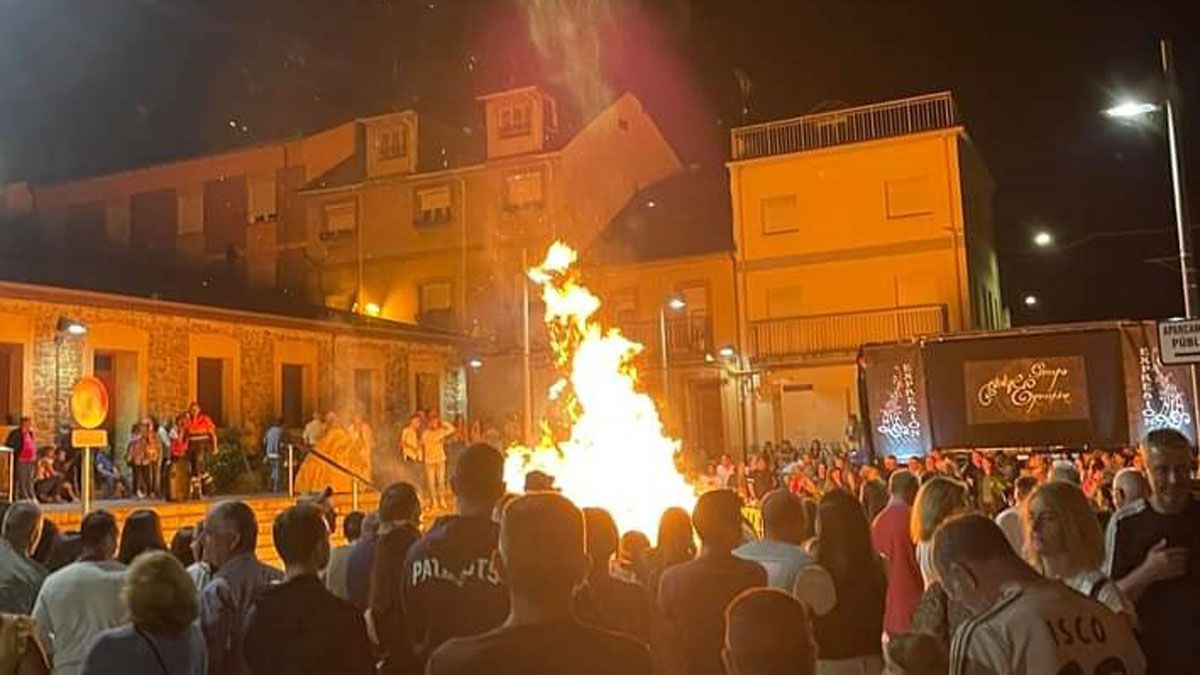 La hoguera de Toreno fue un momento de encuentro con la fiesta.