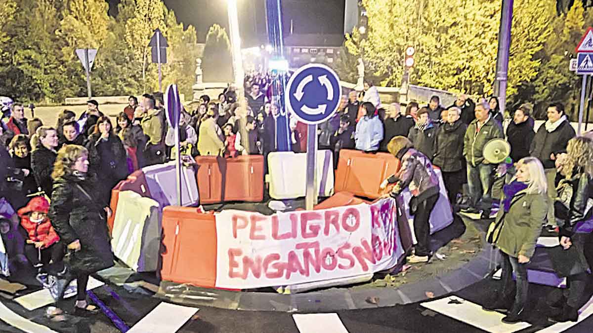 Los vecinos protestaron ayer de nuevo contra la rotonda. :: Daniel martín