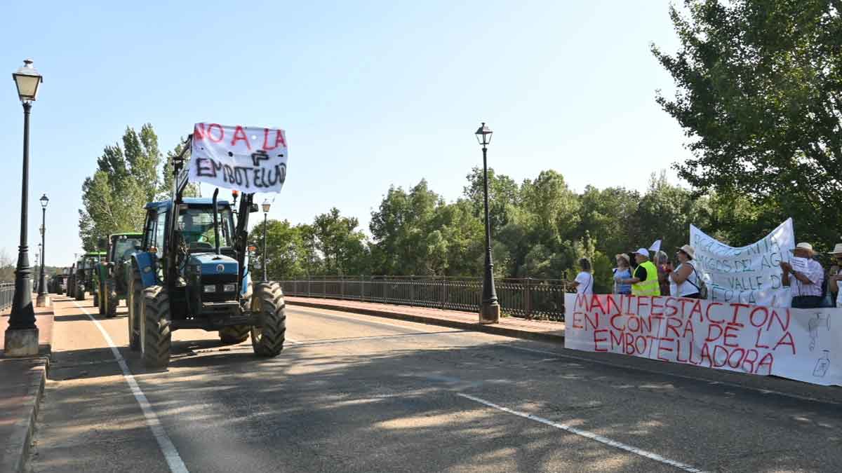 Manifestantes este sábado durante el recorrido hasta Castrocalbón. | M.A.F.