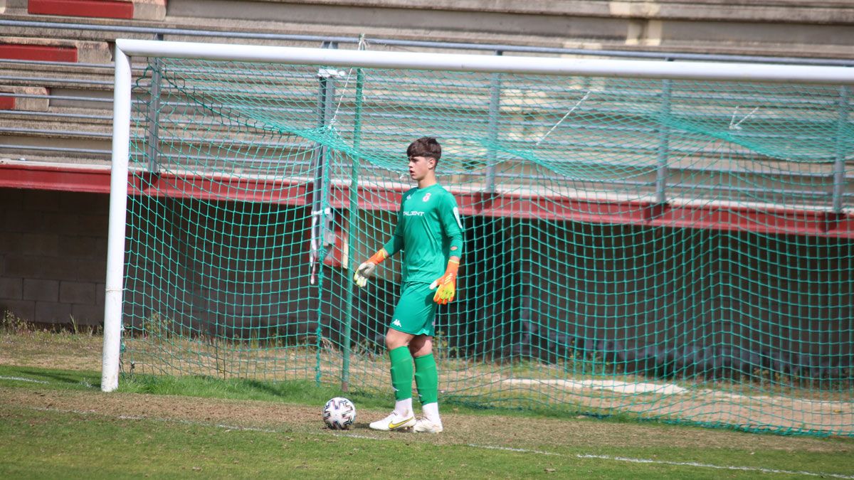 Isaac Fernández durante un partido en el Área Deportiva de Puente Castro. | CYDL Isaac Fernández durante un partido en el Área Deportiva de Puente Castro. | CYDL