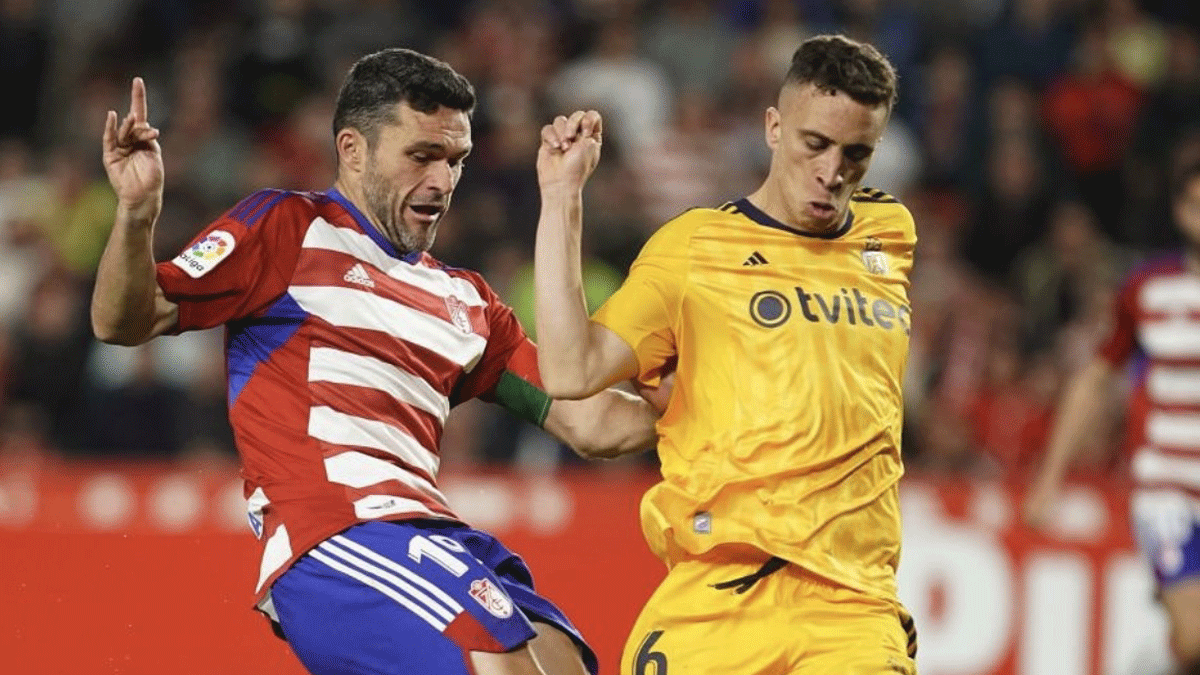 Chakla en una disputa con Jorge Molina en Granada. | LALIGA Chakla en una disputa con Jorge Molina en Granada. | LALIGA
