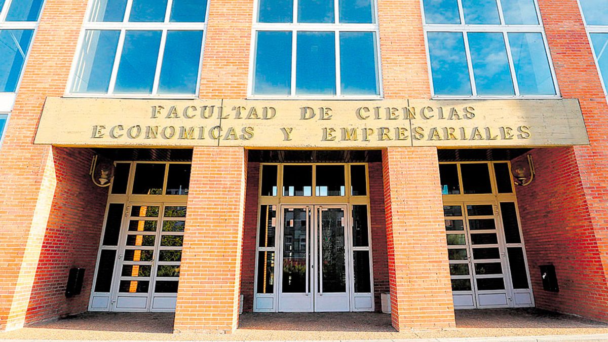 Imagen de archivo de la fachada de la Facultad de Económicas de la ULE. | L.N.C.