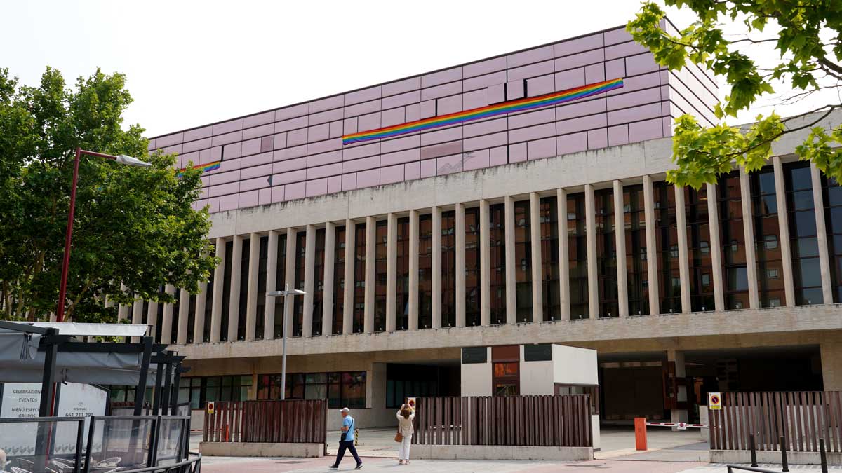 Edificio de las Cortes de Castilla y León, este martes con la bandera LGTBI. | L. PÉREZ (ICAL)