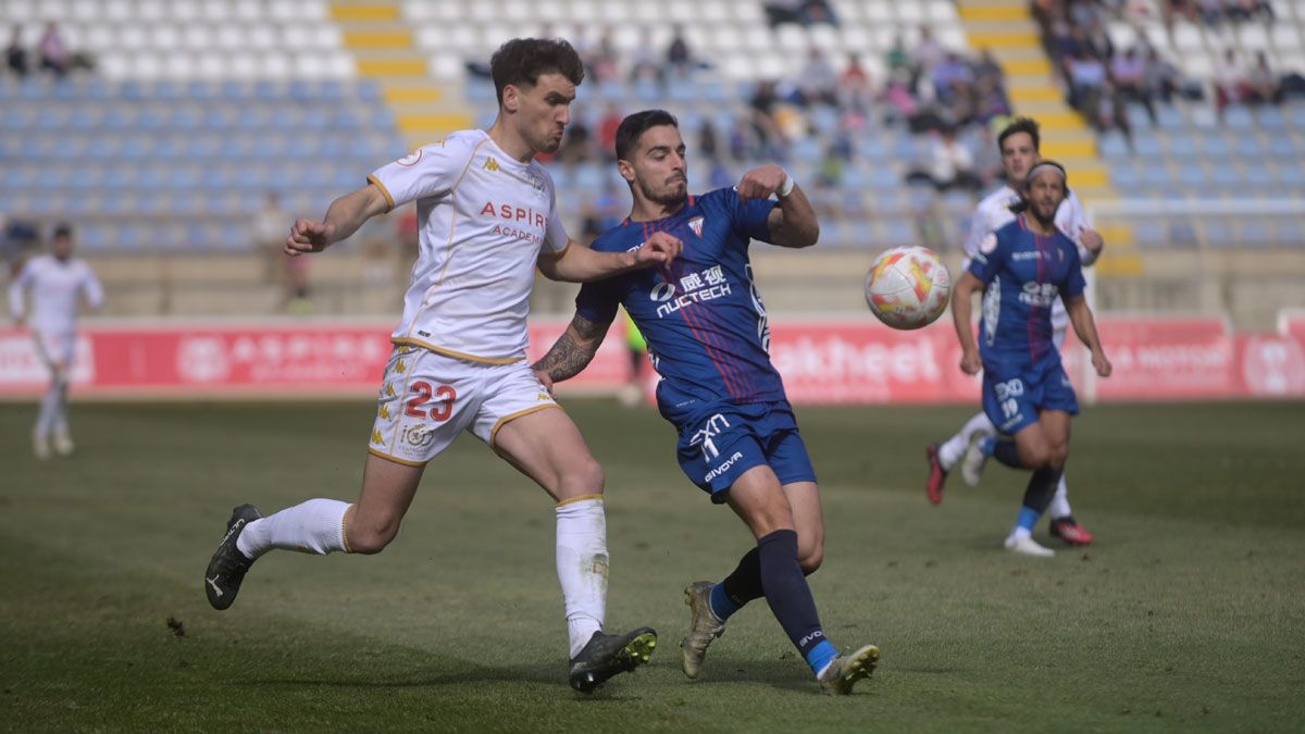 Percan pelea un balón dividido en un partido con la Cultural ante el Algeciras. | JESÚS F. SALVADORES