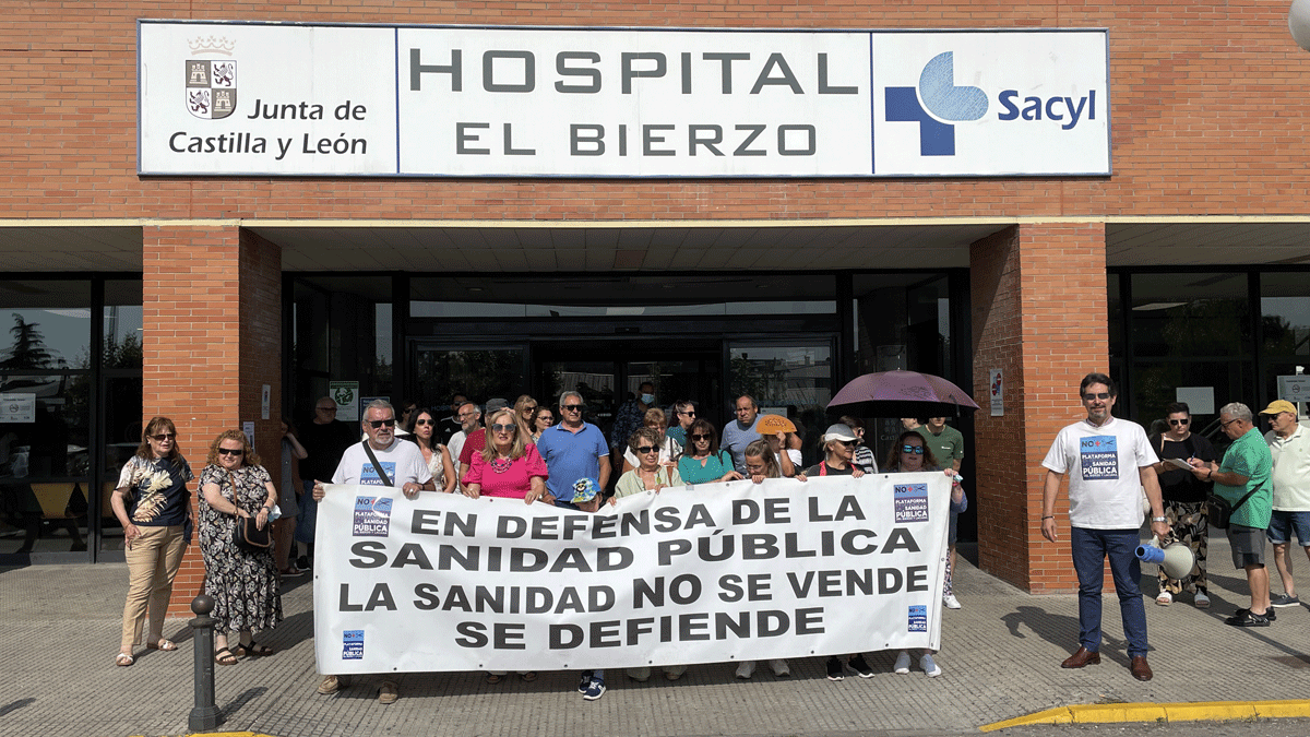 Concentración frente al Hospital El Bierzo. | Javier Fernández