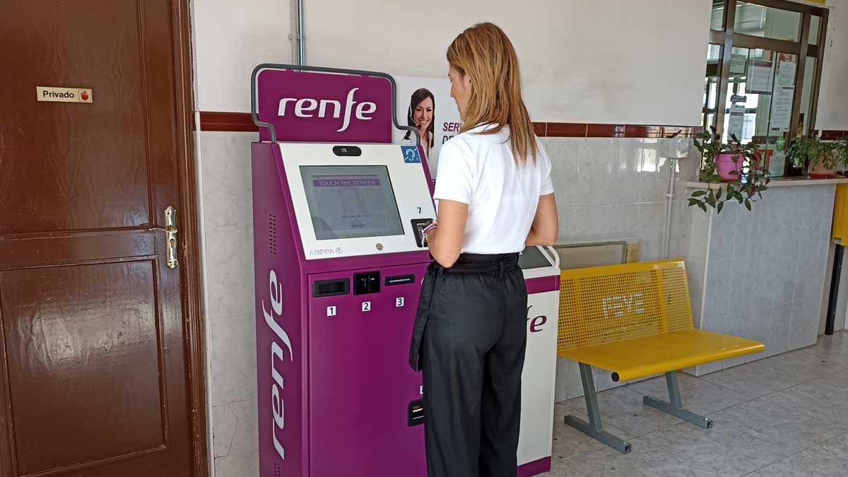 Una de las nuevas terminales de atención personal en remoto que Renfe ha instalado en Castilla y León. | L.N.C.